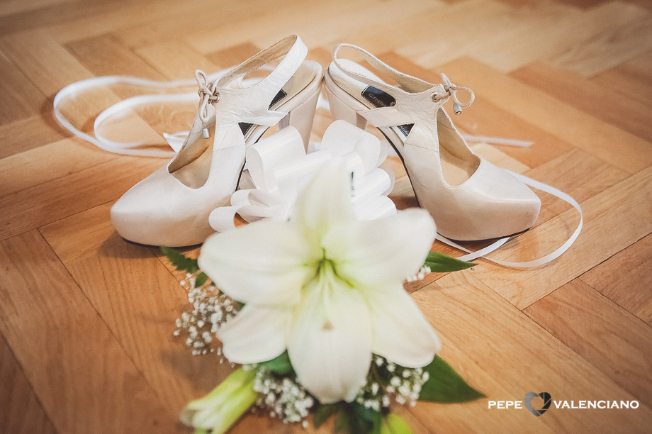 los zapatos de la novia junto al ramo
