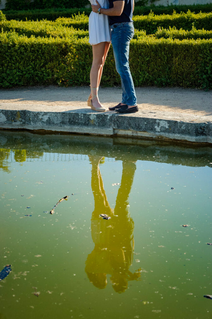 pareja reflejada en el agua
