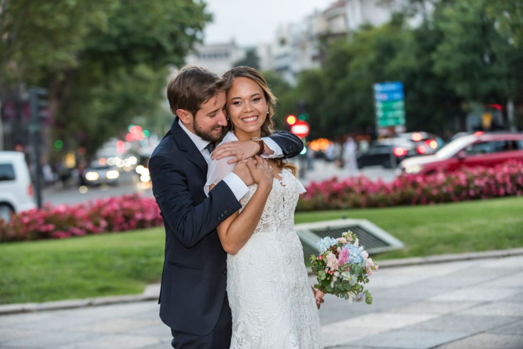 fotos de pareja en la Puerta de Alcalá