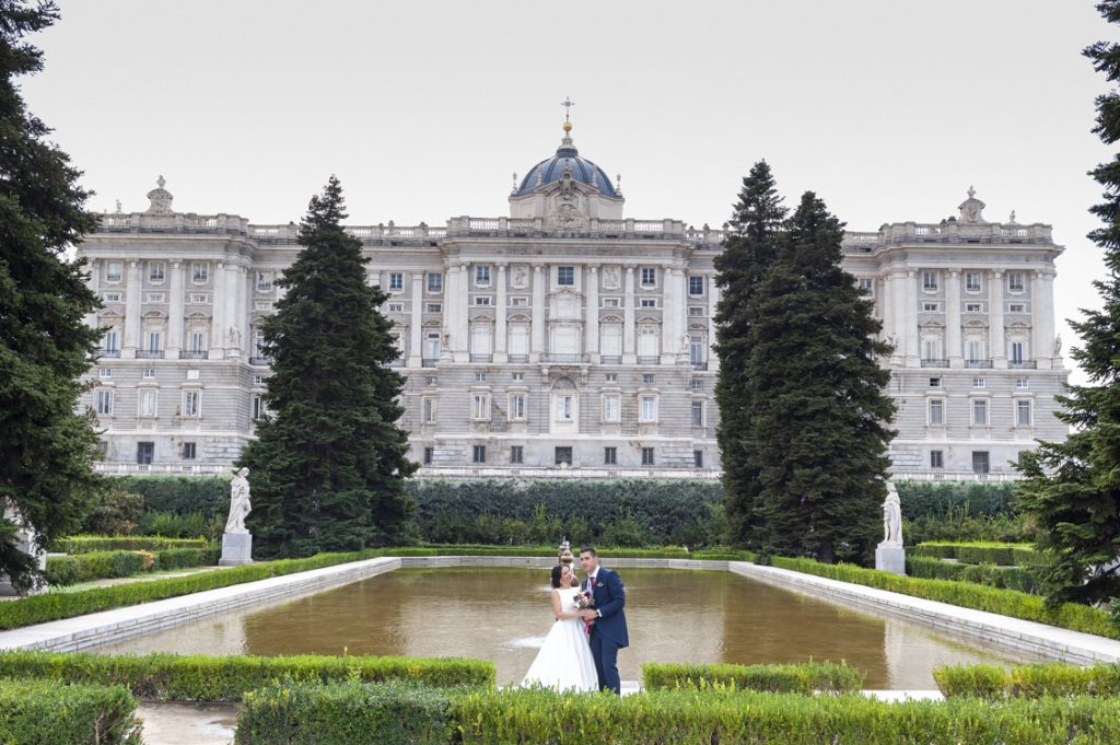 FOTO DE NOVIOS POR MADRID, JARDINES DE SABATINI Y PALACIO REAL